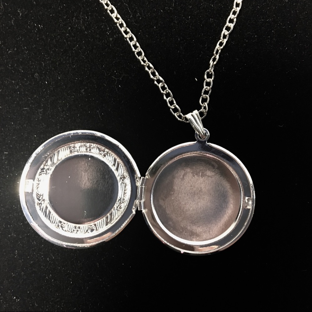 Celtic Locket Triquetra Necklace 20” chain - Picture 3 of 5